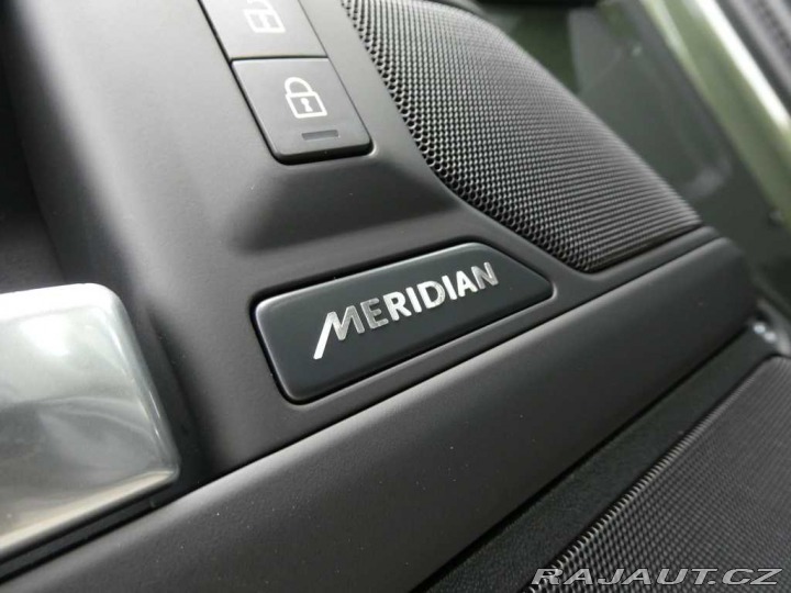 Land Rover Defender 110 3,0 X-Dynamic SE D250 2025