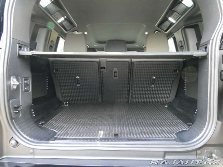 Land Rover Defender 110 3,0 X-Dynamic SE D250 2025