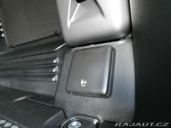 Land Rover Defender 110 3,0 X-Dynamic SE D250 2025