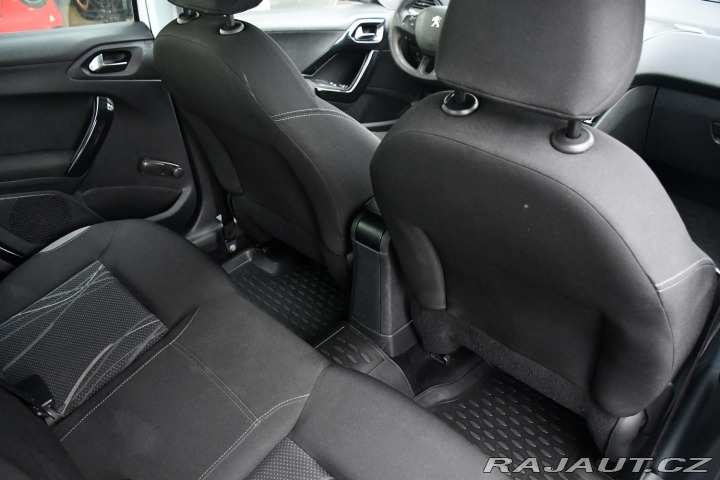 Peugeot 208 1.2VTi 60kW ČR REZERVACE 2015