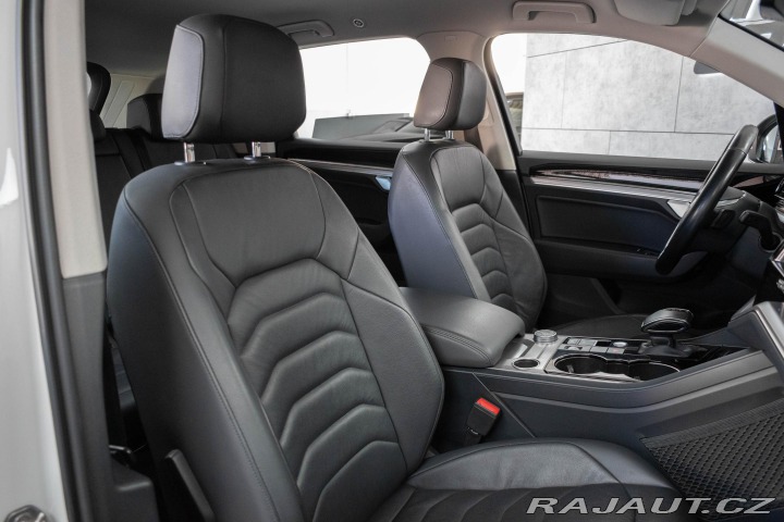 Volkswagen Touareg 3.0 TDI R-LINE*TAŽNÉ*WEBA 2019