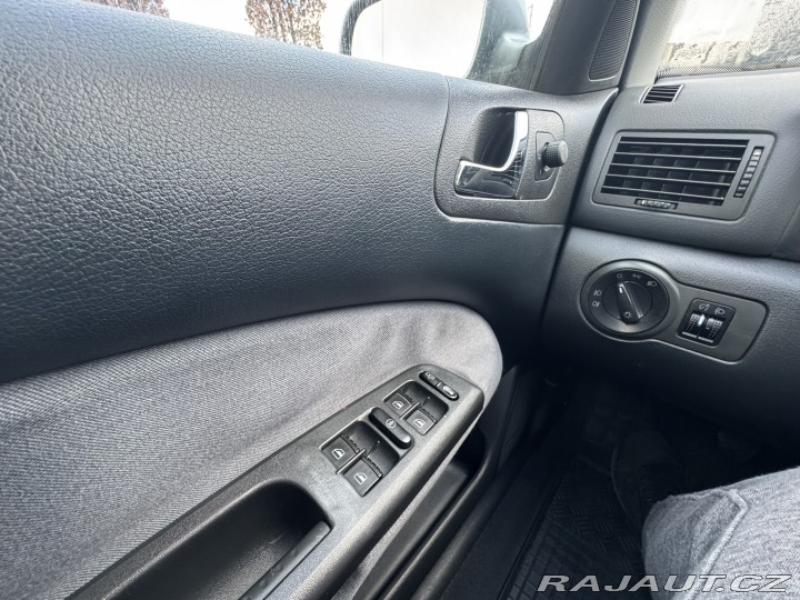 Škoda Octavia 1,6 MPI 75 KW KM 2. MAJ 2002