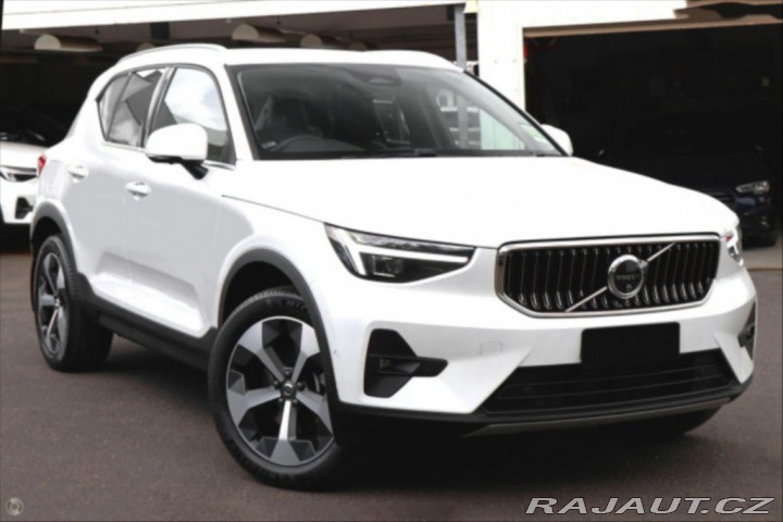 Volvo XC40 2,0 B4 FWD PLUS DARK 2025