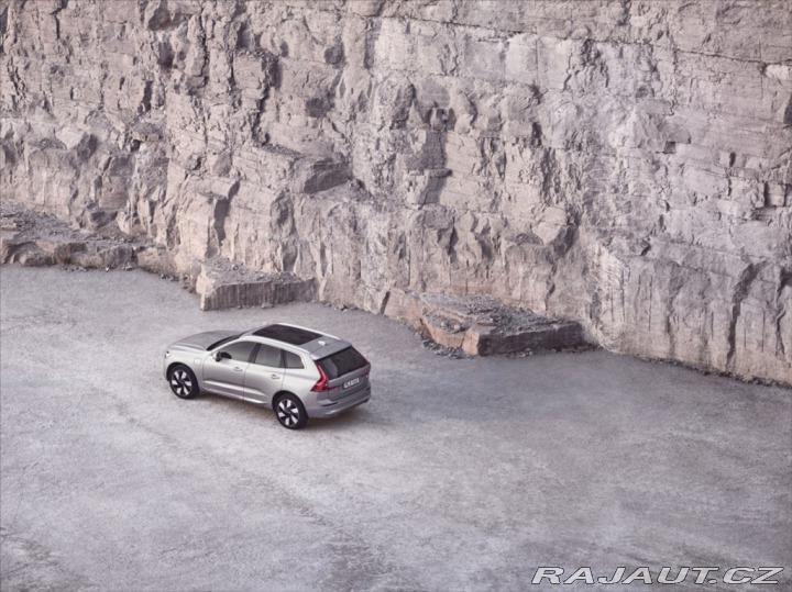 Volvo XC60 2,0 B5 AWD PLUS DARK 2024