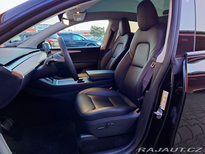 Tesla Model Y L. R.378kW SOH 93,4 PRODÁ 2023