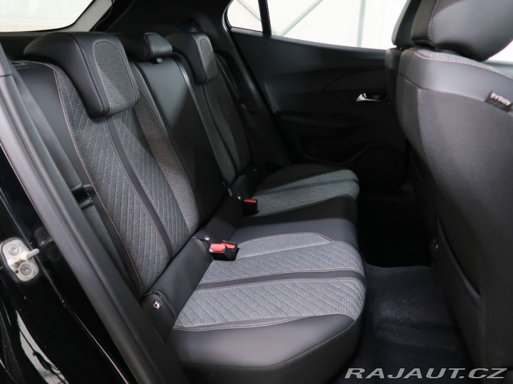 Peugeot 2008 1.2PureTech,96kW,ALLURE,A 1800