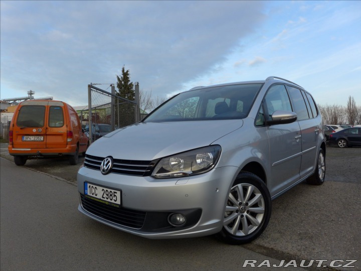 Volkswagen Touran 1,6 TDI KAMERA, TAŽNÉ 2010