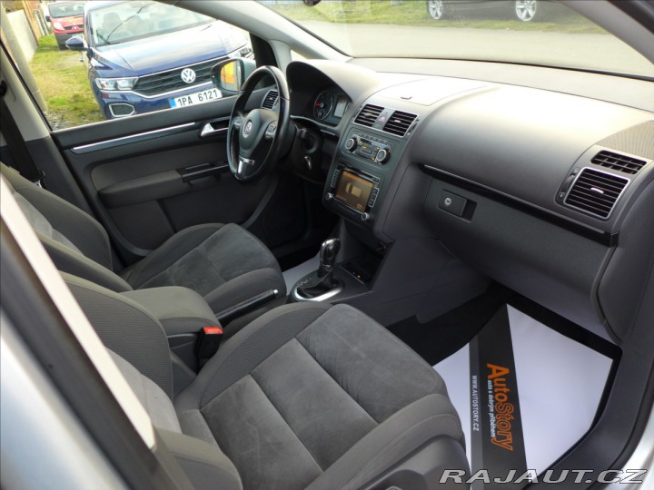 Volkswagen Touran 1,6 TDI KAMERA, TAŽNÉ 2010