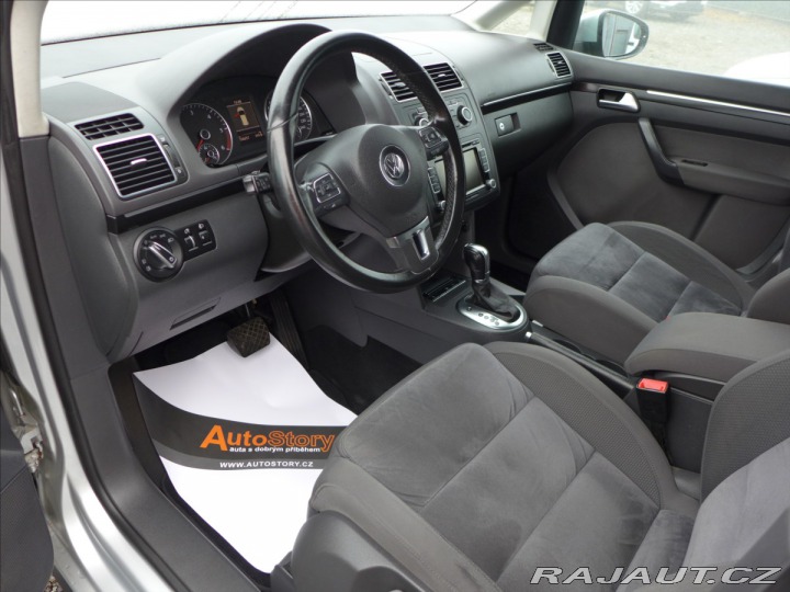 Volkswagen Touran 1,6 TDI KAMERA, TAŽNÉ 2010