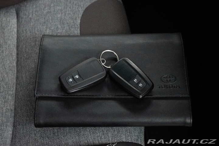 Toyota Corolla 1.8 REZERVACE 2022