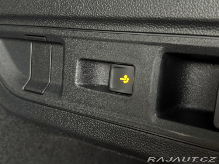 Volkswagen Passat 1,5 eTSI DSG*Masáž*REZERV 2024