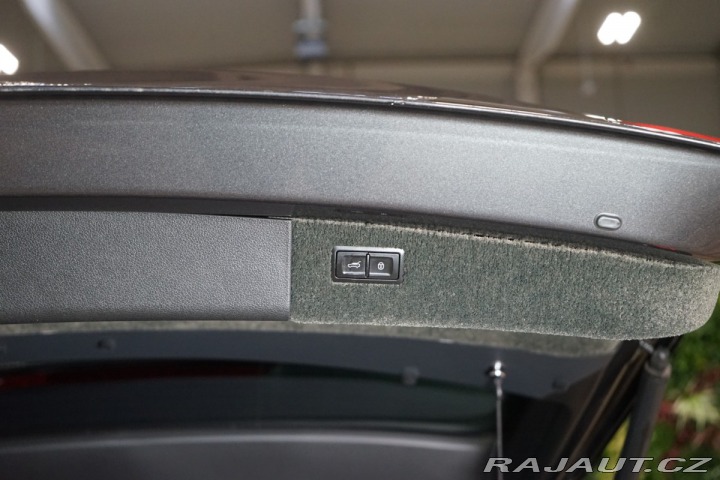 Bentley Bentayga HUD*PANO*MASÁŽ*TAŽNÉ*TV 2016