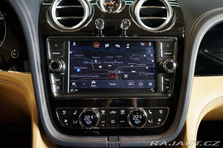 Bentley Bentayga HUD*PANO*MASÁŽ*TAŽNÉ*TV 2016
