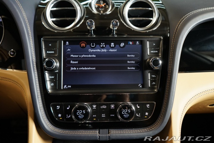 Bentley Bentayga HUD*PANO*MASÁŽ*TAŽNÉ*TV 2016