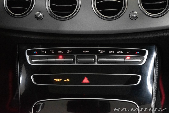 Mercedes-Benz E E 220d 4x4*TAŽNÉ*PANORAMA 2018