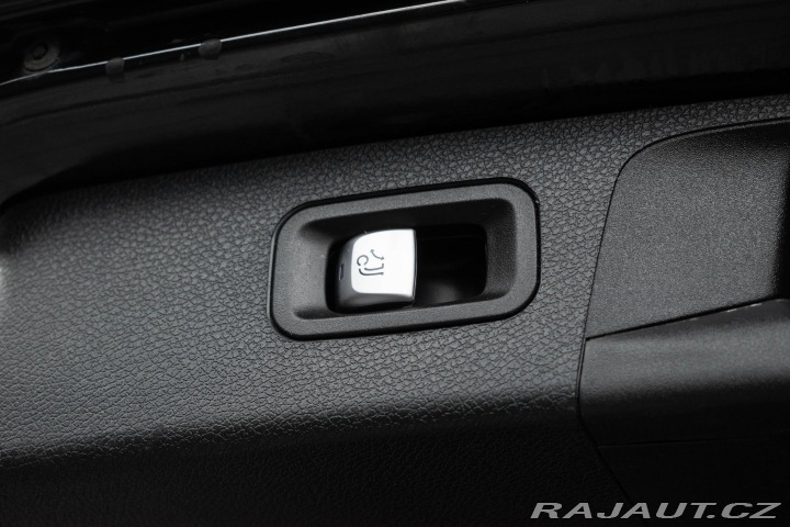 Mercedes-Benz E E 220d 4x4*AMG*TAŽNÉ*PANO 2018