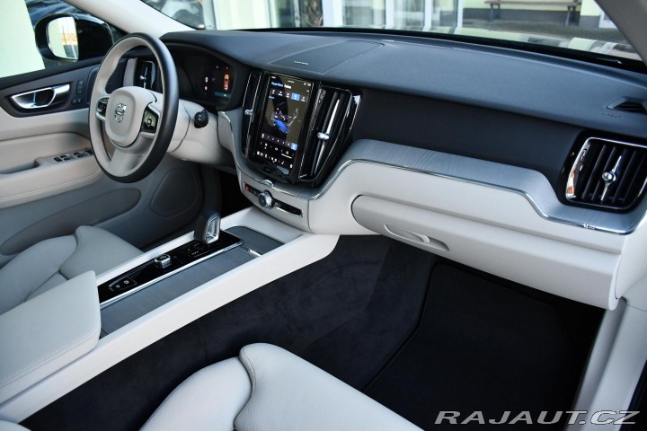 Volvo XC60 B5 AWD PLUS DARK ZÁRUKA 2025