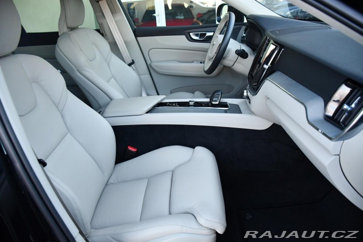 Volvo XC60 B5 AWD PLUS DARK ZÁRUKA 2025