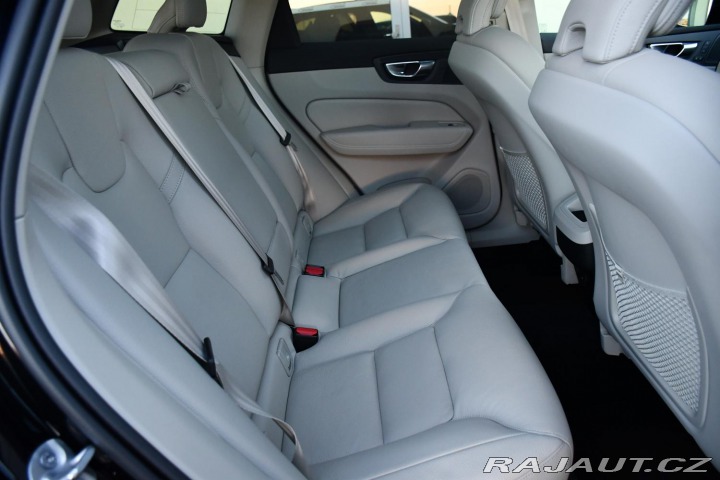 Volvo XC60 B5 AWD PLUS DARK ZÁRUKA 2025