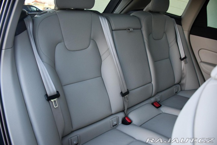 Volvo XC60 B5 AWD PLUS DARK ZÁRUKA 2025