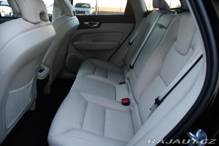 Volvo XC60 B5 AWD PLUS DARK ZÁRUKA 2025