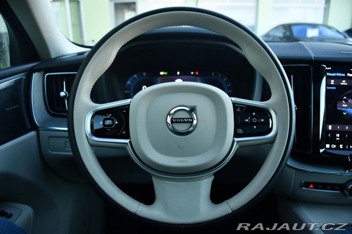 Volvo XC60 B5 AWD PLUS DARK ZÁRUKA 2025