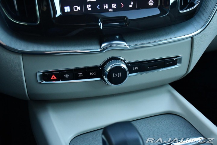 Volvo XC60 B5 AWD PLUS DARK ZÁRUKA 2025