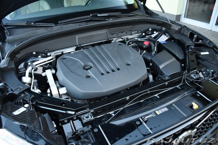 Volvo XC60 B5 AWD PLUS DARK ZÁRUKA 2025