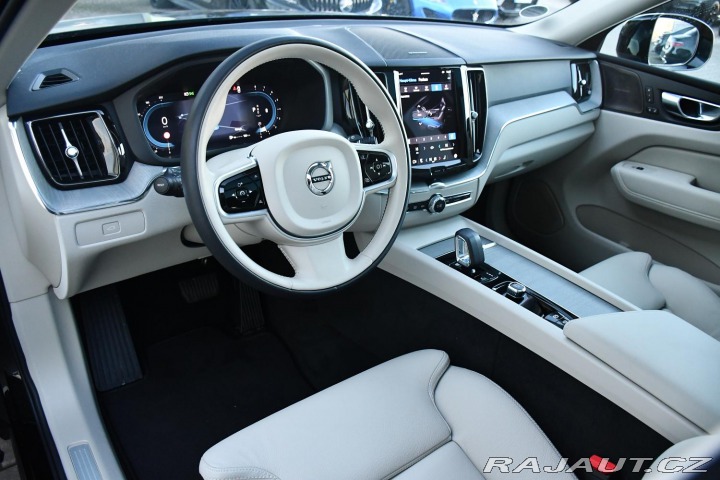 Volvo XC60 B5 AWD PLUS DARK ZÁRUKA 2025