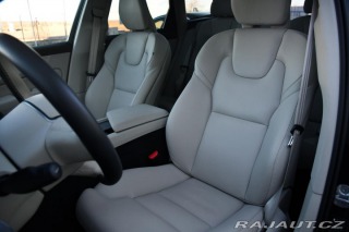 Volvo XC60 B5 AWD PLUS DARK ZÁRUKA 2025