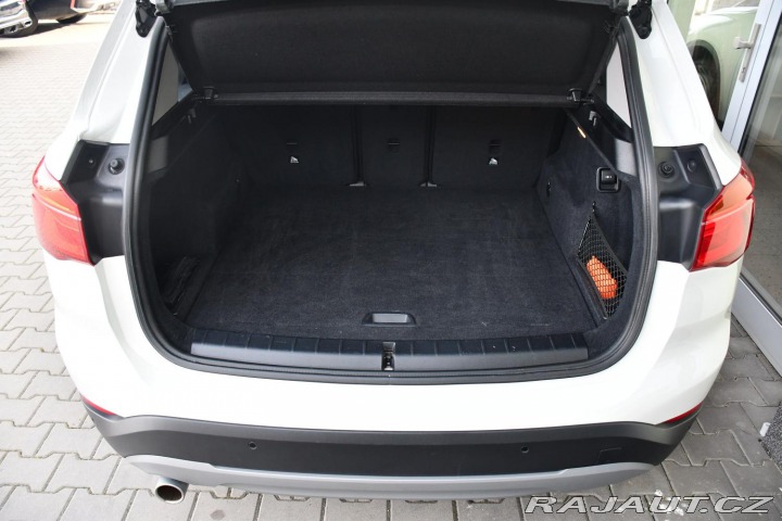 BMW X1 SDRIVE18I SERVISNÍ KNÍŽKA 2019