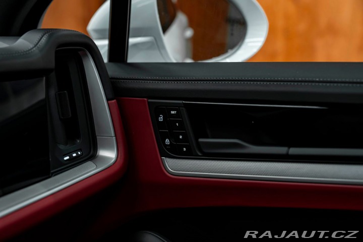 Porsche Cayenne PANO, HD-MATRIX, INNO, VÝ 2025