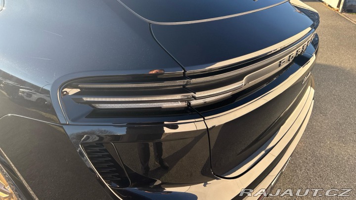 Porsche Macan Turbo 2025