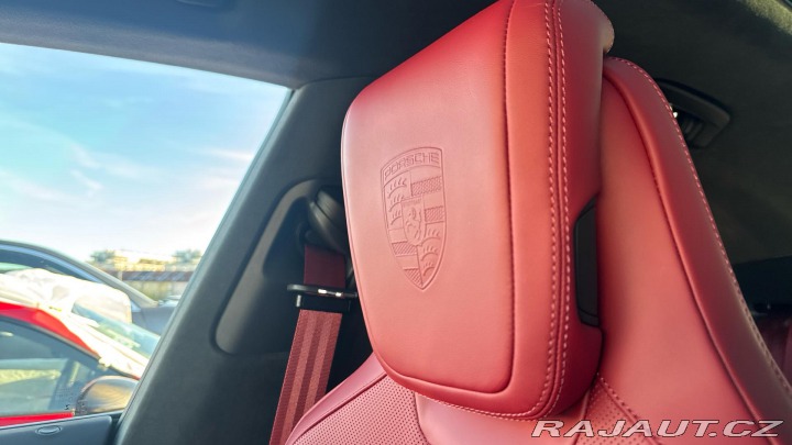 Porsche Macan Turbo 2025