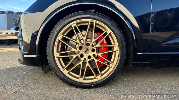 Porsche Macan Turbo 2025