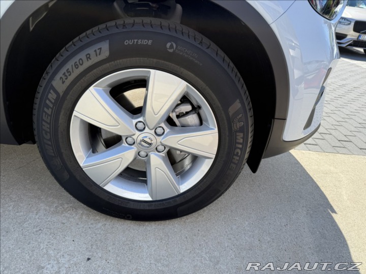 Volvo XC40 2,0   B3 ESSENTIAL 2025