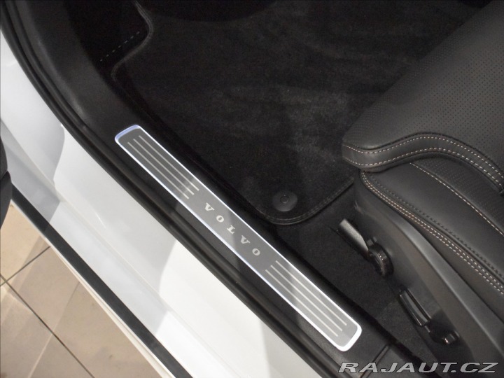 Volvo V90 2,0 T8 Plus Dark 2025