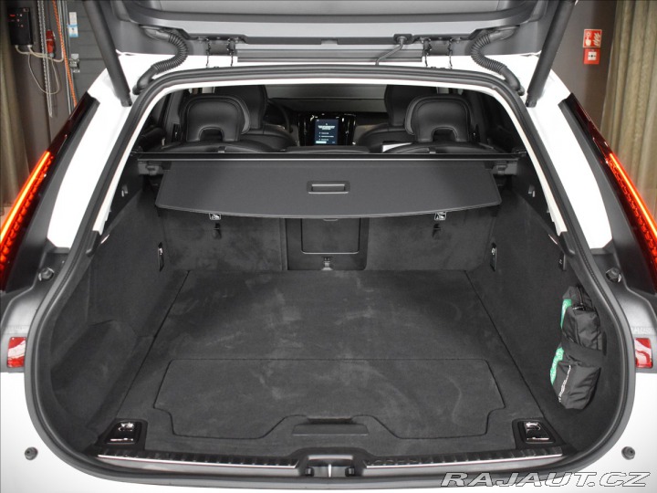 Volvo V90 2,0 T8 Plus Dark 2025