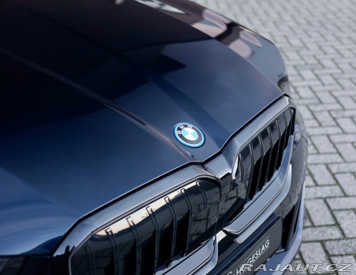 BMW 5 Touring  550e xDrive  | ť 2025