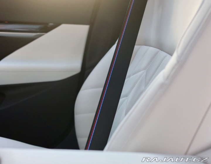 BMW 5 Touring  550e xDrive  | ť 2025