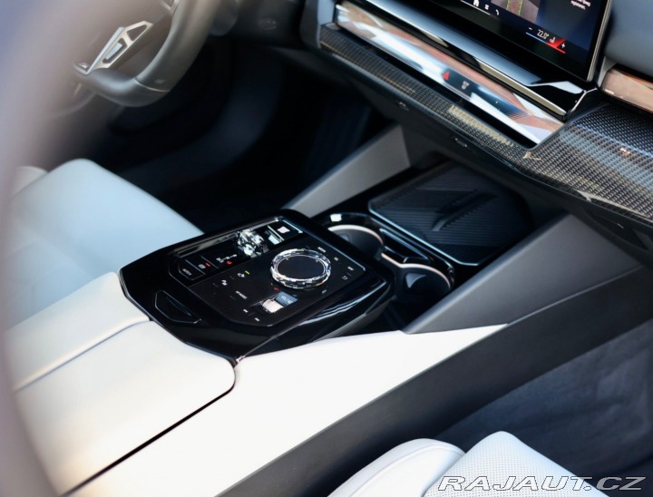 BMW 5 Touring  550e xDrive  | ť 2025