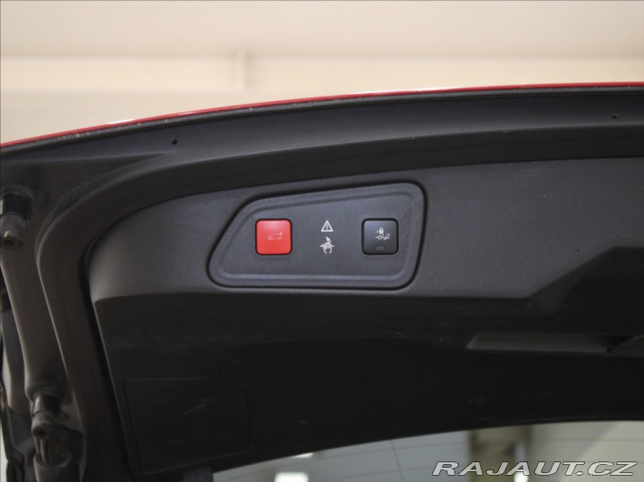 Peugeot 3008 1,2 PT 96kW AT Allure Zár 2019