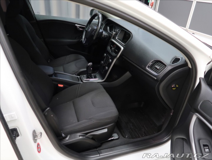 Volvo V40 1,6 D2 VÝHŘEV SEDADEL 2x 2014
