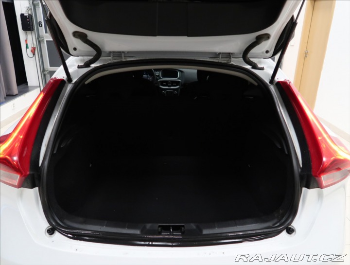 Volvo V40 1,6 D2 VÝHŘEV SEDADEL 2x 2014