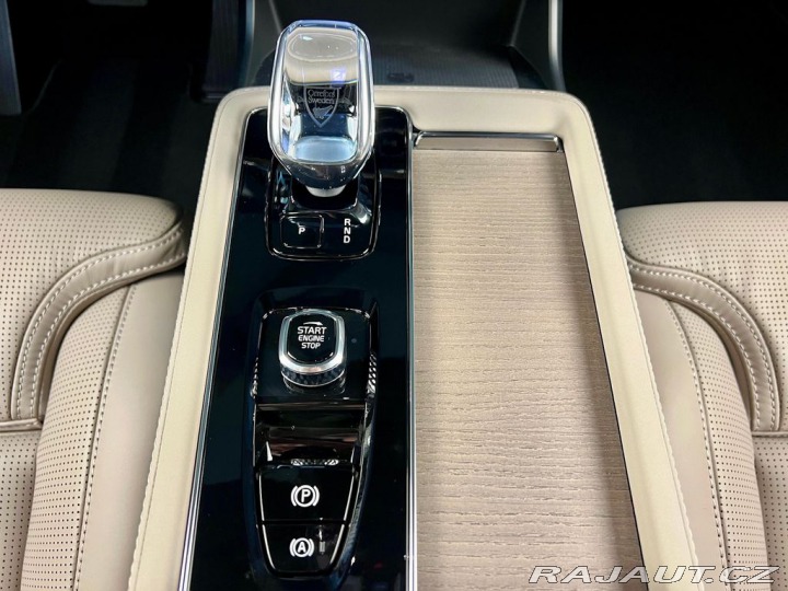 Volvo XC90 T8 AWD PLUS DARK, VZDUCH, 2026