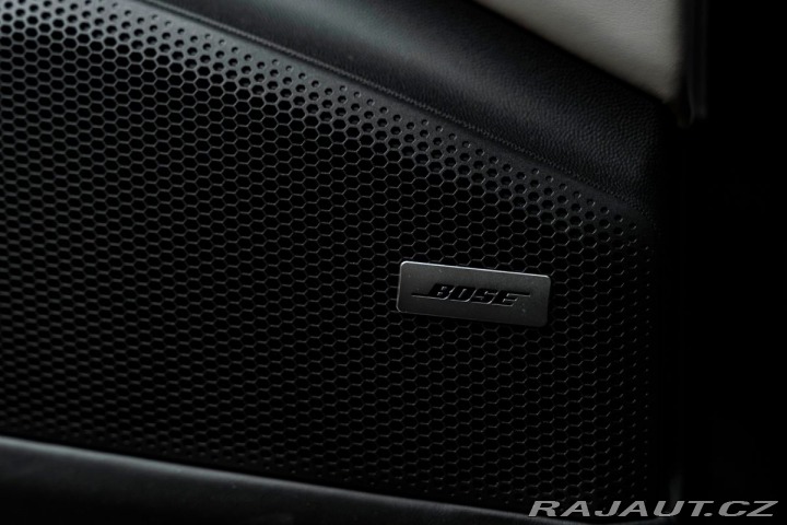 Porsche Macan Turbo 2025