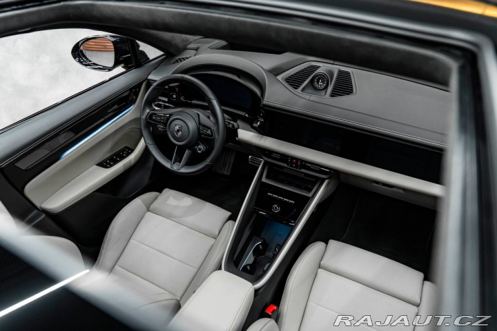 Porsche Macan Turbo 2025