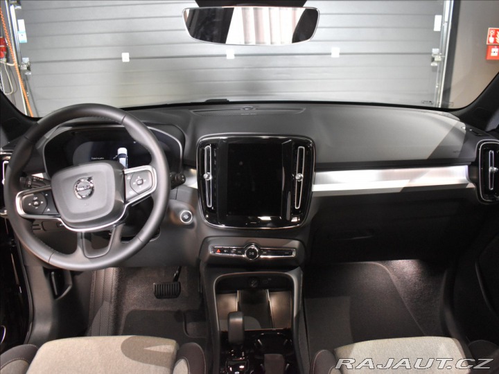 Volvo XC40 2,0 B3  Plus Black Editio 2025