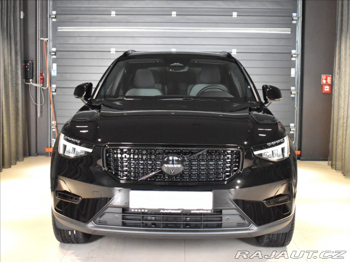 Volvo XC40 2,0 B3  Plus Black Editio 2025