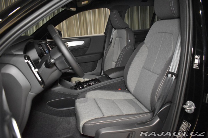 Volvo XC40 2,0 B3  Plus Black Editio 2025